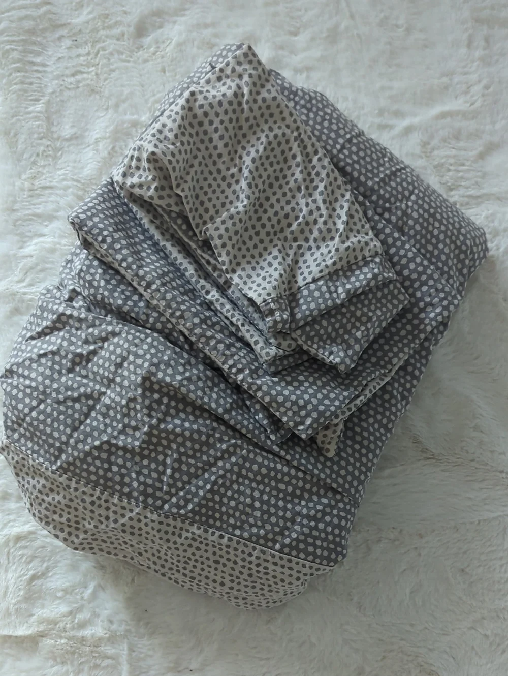 H&M Queen Reversible Dot Print Duuvet Cover in Gray and Cream